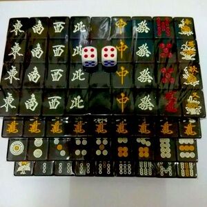 Black, White, Red, Gold 22mm mahjong tiles. 144 pcs, two dice.